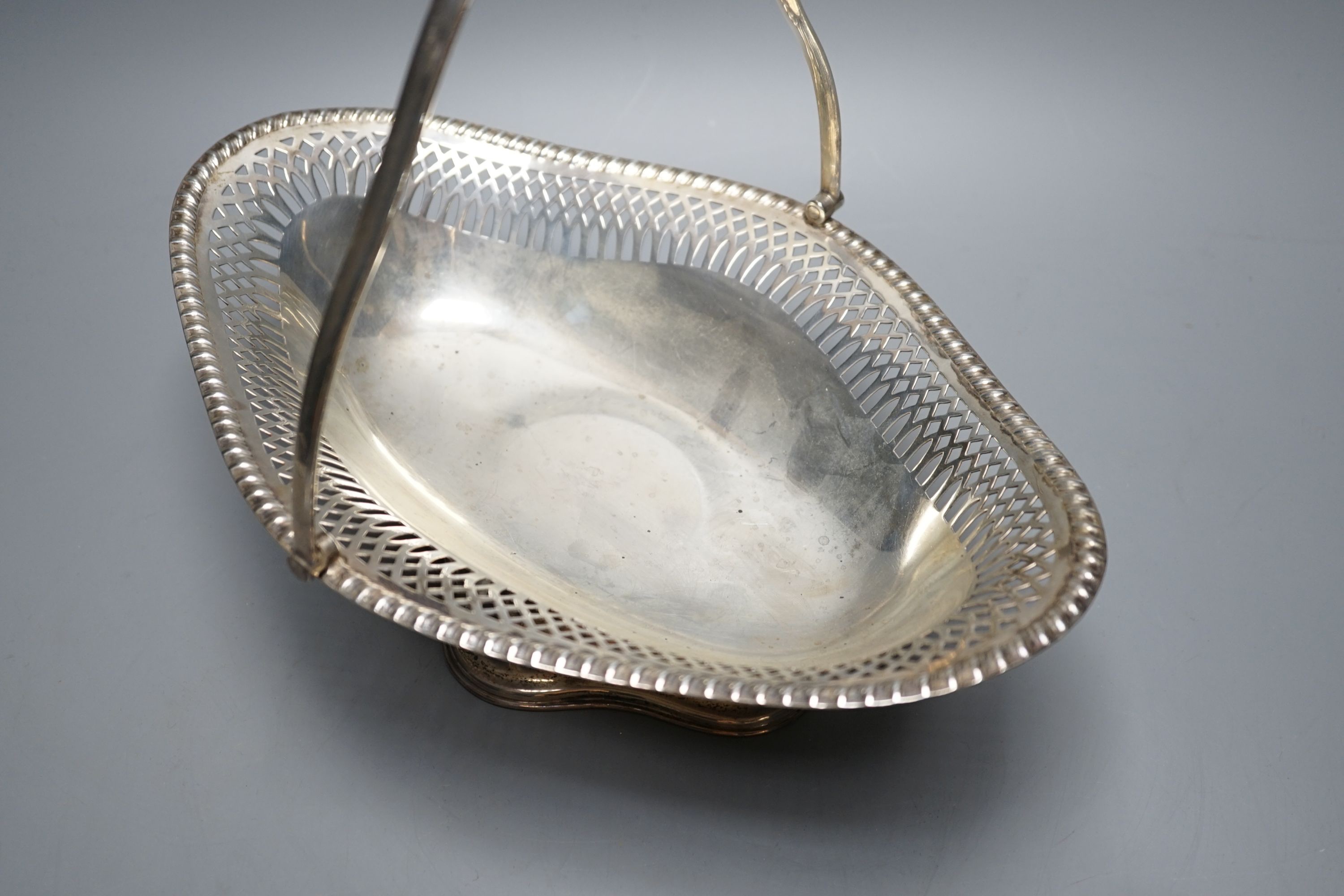 A George V silver pedestal bread basket, James Deakin & Sons, Sheffield, 1929, 29.5cm, 16.5oz.